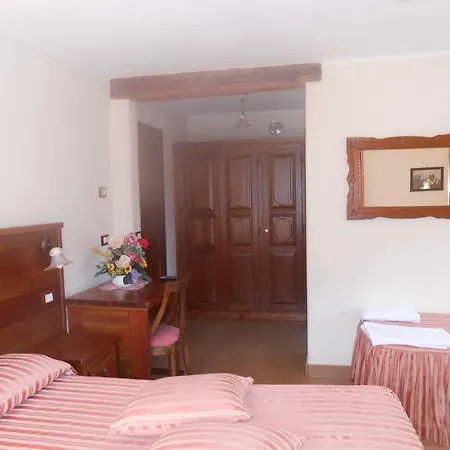 Les Noyers Bed & Breakfast 3*