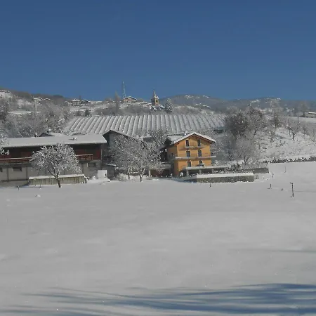 Les Noyers Bed & Breakfast 3*